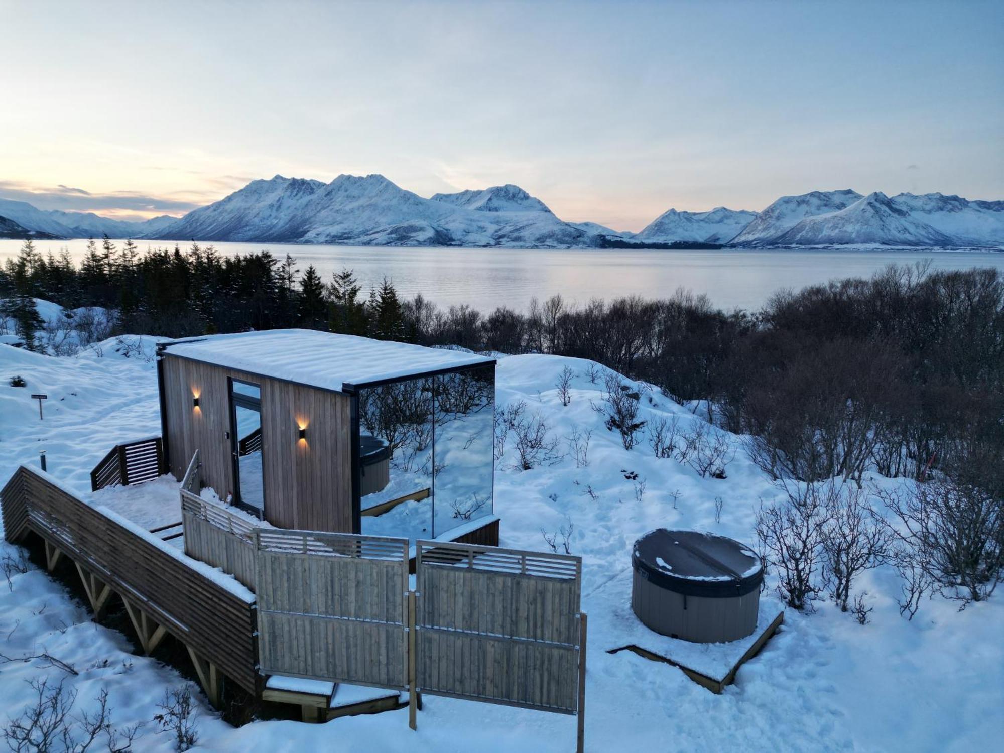 Wonderinn Arctic Utstrand Exterior photo
